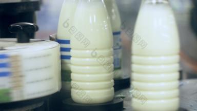 标签机牛奶生产行标签牛奶瓶产品标签